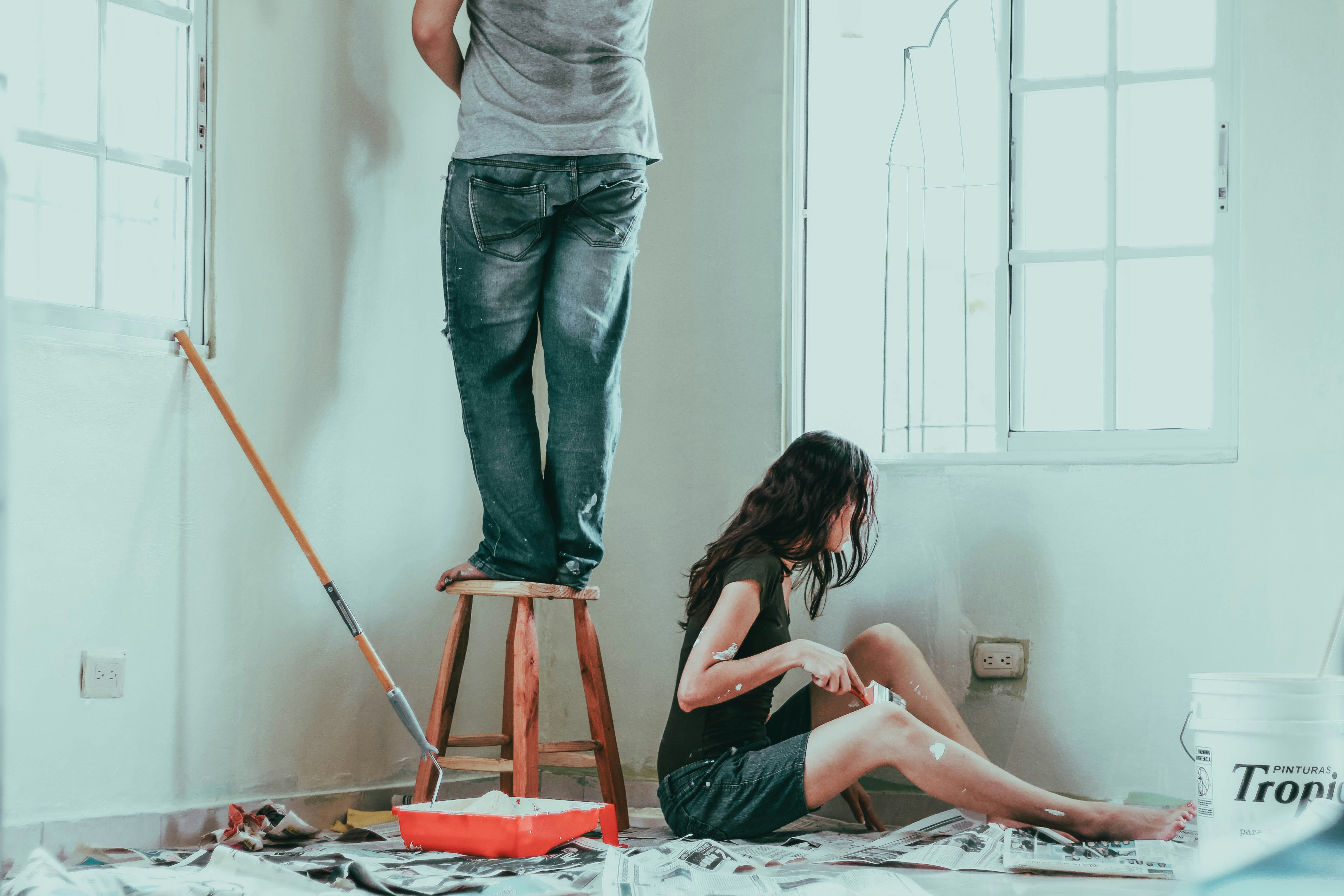 Easy Home Improvement Projects: Safe Wins for Beginners 1 Beginner completing a simple home improvement project